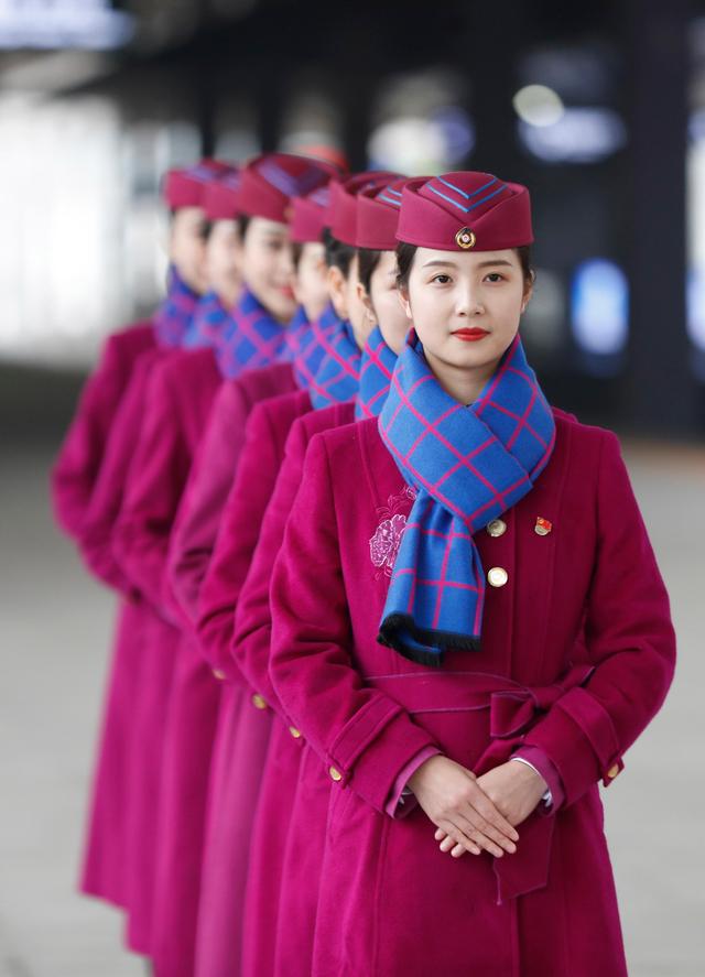 重庆:高铁乘务员培训迎春运