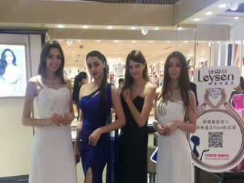 礼仪在商业活动中的多样化应用与地域特色