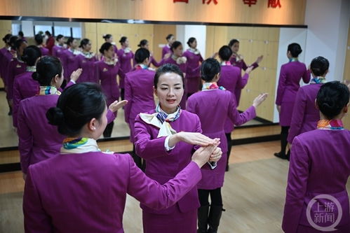 筷尖上的微笑 重庆动妹集中培训备战春运