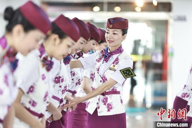 重庆动车乘务员开展礼仪培训，以专业风貌迎接“五一”客流高峰